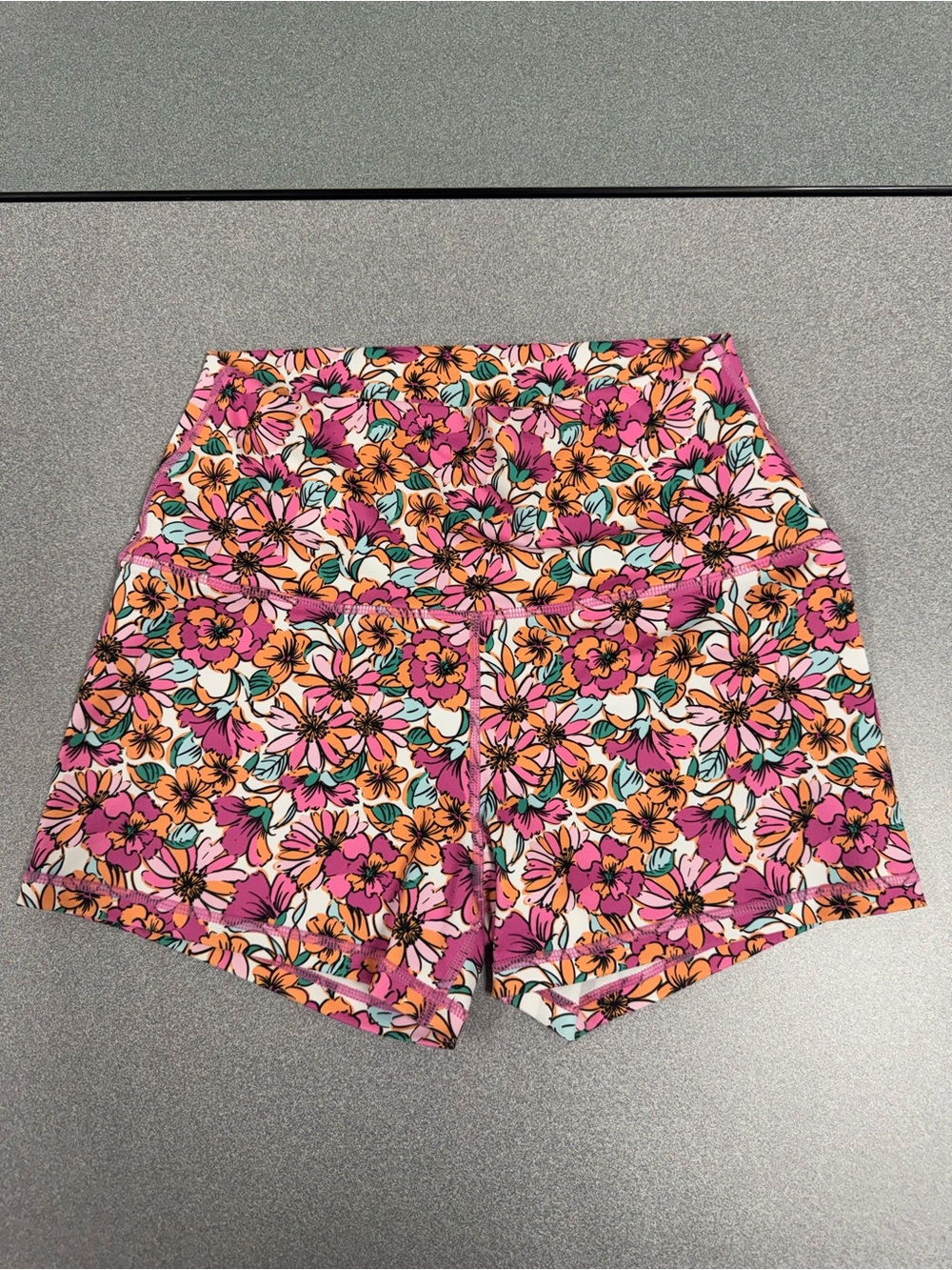 USED- Women’s Born Primitive New Heights Booty short Size Large